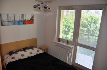Balkon i łóżko w sypialni głównej